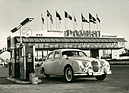 Jaguar Mk 1 3.4 (1959) - vor einem italienischen Pavesi-Autobahnrestaurant im Jahr 1961