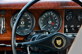 Jaguar Mk 2 2,4 Litre (1964) - Blick auf die Hauptinstrumente durch das Lenkrad