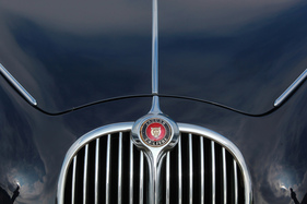Jaguar Mk 2 2,4 Litre (1964) - Hubraum auch im Jaguarzeichen angeschrieben