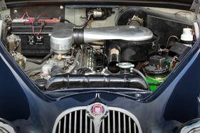 Jaguar Mk 2 2,4 Litre (1964) - der Sechszylinder findet problemlos Platz im Bug