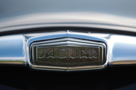 Jaguar Mk 2 2,4 Litre (1964) - leuchtender Jaguar-Schriftzug am Heck