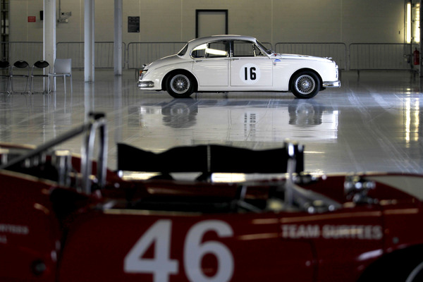 Jaguar Mk 2 in den Boxen - Silverstone Classic 2017