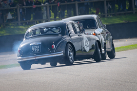 Jaguar Mk I (1959) – Matt Neal demonstriert Fahrkunst in der St. Mary's Trophy – Goodwood Revival 2025