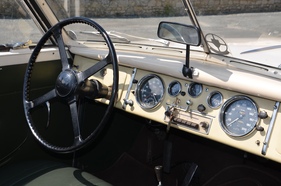 Jaguar Mk VII Beutler Cabriolet (1953) - die Instrumente entsprechen der Serienlimousine