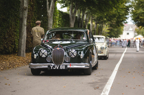 Jaguar Mk1 (1958) - auf dem Weg zum Start zum Rennen zur Jack Sears Memorial Trophy - Goodwood Revival 2018