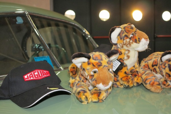 Jaguar-Plüschtierchen auf dem Jaguar XK - an der Messe Epoqu’Auto in Lyon im November 2013
