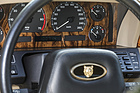 Bild: Jaguar Sovereign (1992) – Tradition und Moderne: sechs Rundinstrumente, aber ein digitaler Kilometerzähler