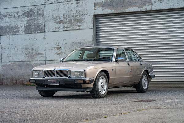 Bild: Jaguar Sovereign 3.6i XJ40 (1988) - als Lot 48 an der Versteigerung "Klassische Automobile & Motorräder" der Oldtimer Galerie in Toffen am 18. Oktober 2025