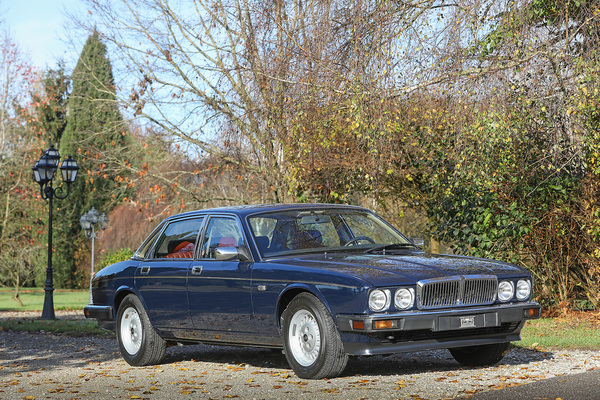 Image: Jaguar Sovereign 4.0i (1989) - as lot 106 at the auction of the Oldtimer Gallery in Gstaad on December 29, 2022
