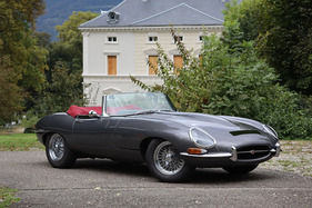 Jaguar Type E Série 1 3.8L OTS (1964) - Lot 018 an der Artcurial „Automobiles sur les Champs" Versteigerung 2024