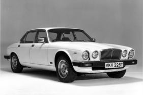 Jaguar XJ 12 5.3 Series III (1979) - nun mit gummibesetzten Stossfängern, neuen Heckleuchten und geändertem Dachbereich