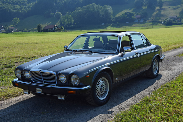 Jaguar XJ 12 5,3 Vanden Plas (1984) - angeboten an der Versteigerung der Oldtimer Galerie in Toffen am 28. November 2015