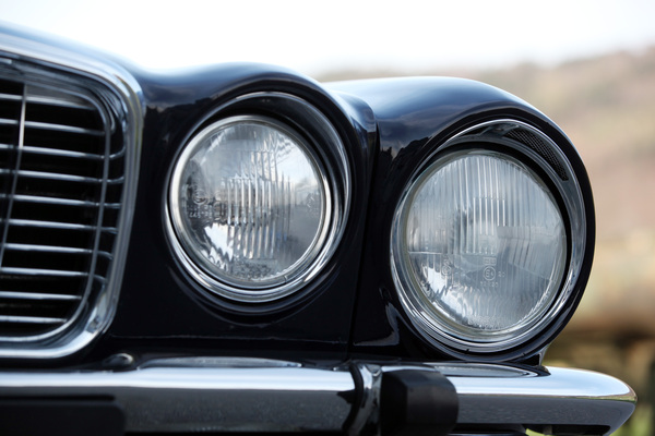Jaguar XJ 12 L Serie II (1973) - Doppelscheinwerfer hatten alle XJ-Modelle, erst der Nachfolger kam mit Breitbandscheinwerfern