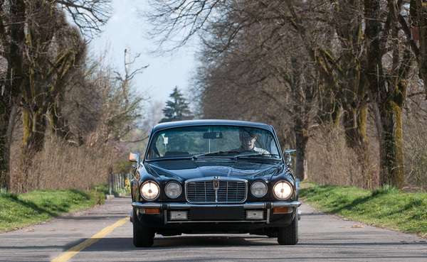 Jaguar XJ 12 L Serie II (1973) - Doppelscheinwerfer machen die Front noch flacher