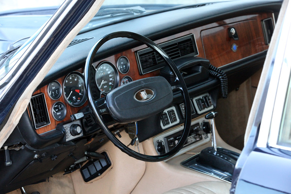 Jaguar XJ 12 L Serie II (1973) - das Telefon verstömt echtes Seventies-Feeling