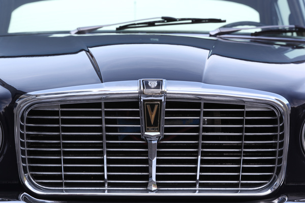 Jaguar XJ 12 L Serie II (1973) - das "V" kennzeichnet den Zwölfzylinder