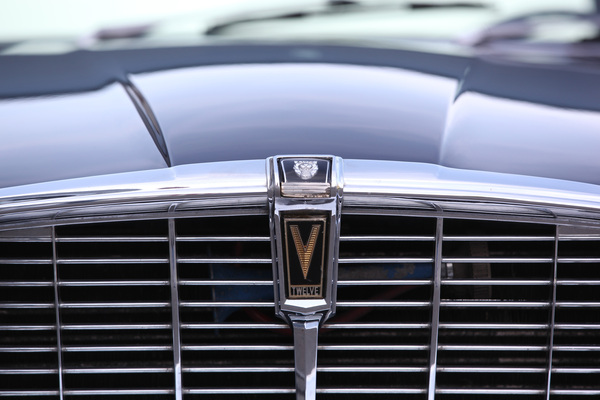 Jaguar XJ 12 L Serie II (1973) - der Jaguar auf dem Markenemblem weist auf den Hersteller hin