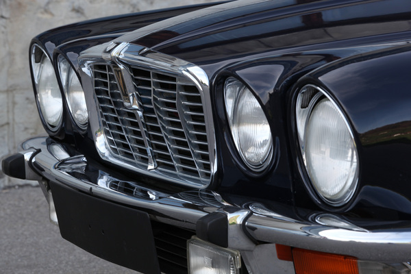 Jaguar XJ 12 L Serie II (1973) - der Kühler der V12-Version