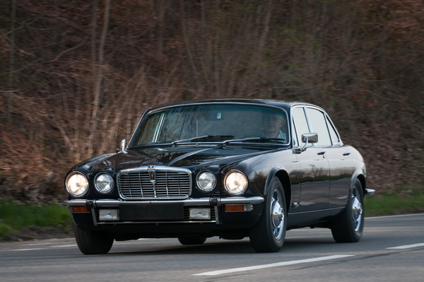 Jaguar XJ 12 L Serie II (1973) - die Serie II erhielt höher angeordnete Stossstangen, damit wurde auch der Kühler flacher