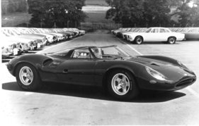 Jaguar XJ-13 (1966) - im Geheimen gebauter Jaguar-Mittelmotor-Prototyp, für Le Mans gedacht, hier 1975 vor der Jaguar Fabrik zu sehen
