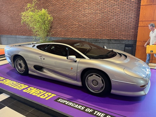 Jaguar XJ 220 (1992) – Ausstellung "Supercars of the 90s" im Louwman-Museum