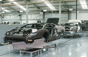 Jaguar XJ 220 (1992) - Blick in die Produktionshalle von Jaguar Sports