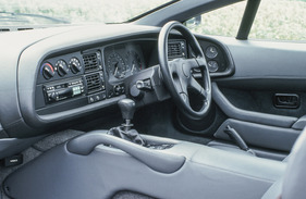 Jaguar XJ 220 (1992) - Cockpit der rechtsgelenkter Version