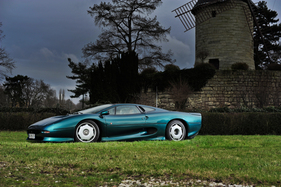 Bild Jaguar XJ 220 (1992) - als Lot 227 angeboten in der Versteigerung Artcurial Sur Les Champs (7) 2014
