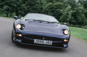 Jaguar XJ 220 (1992) - auch in Kurven gut zu beherrschen