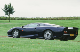 Jaguar XJ 220 (1992) - die Serienversion ist deutlich kürzer als der Prototyp von 1988