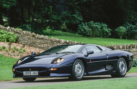 Jaguar XJ 220 (1992) - fast fünf Meter lang und über zwei Meter breit