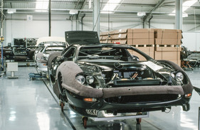 Jaguar XJ 220 (1992) - hier ist Wagen 015 RHD an der Arbeit