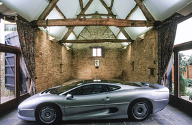 Jaguar XJ 220 (1992) - viele XJ220 landeten direkt im Museum, aber kaum je auf der Strasse