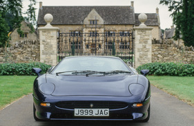 Jaguar XJ 220 (1992) - vor englischer Kulisse