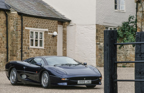 Jaguar XJ 220 (1992) - wirkt fast wie ein Ufo zwischen den alten Mauern
