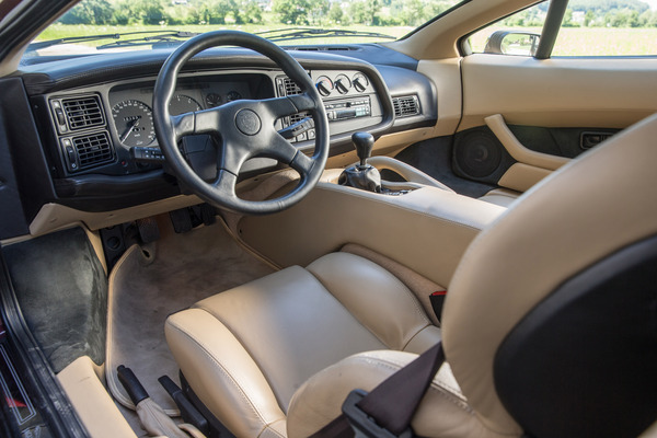 Jaguar XJ 220 (1993) - Cockpit des Linkslenkers