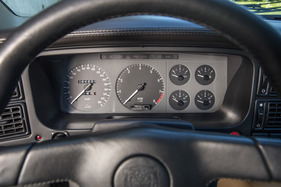 Jaguar XJ 220 (1993) - Drehzahlmesser im Zentrum