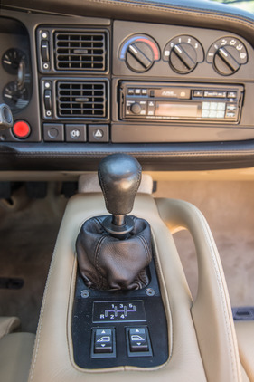 Jaguar XJ 220 (1993) - Mittelkonsole und elektrische Scheibenheber