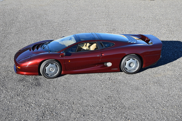 Bild: Jaguar XJ 220 1993 () - als Lot 138 an der Versteigerung der Oldtimer Galerie in Gstaad am 29. Dezember 2017