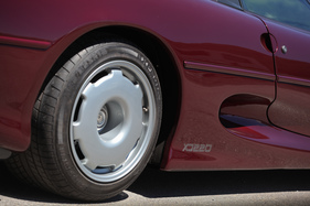 Jaguar XJ 220 (1993) - breite Räder hinten, die Pneus wurden extra für den XJ220 entwickelt