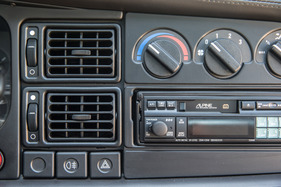 Jaguar XJ 220 (1993) - sieht kaum anders aus als in einem Ford jener Zeit