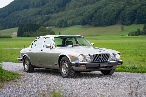 Image: Jaguar XJ 6 4.2 Series III (1981) - as lot 02 at the auction of the Oldtimer Gallery in Toffen on March 21, 2026