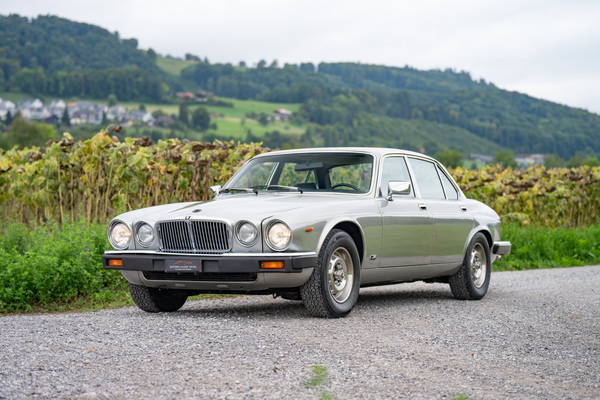 Bild: Jaguar XJ 6 4.2 Series III (1981) - als Lot 38 an der Versteigerung "Klassische Automobile & Motorräder" der Oldtimer Galerie in Toffen am 18. Oktober 2025