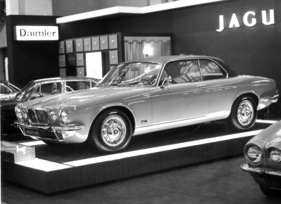 Jaguar XJ C - reine Linienführung, aber etwas altväterlich brav geformt - am Genfer Automobilsalon 1974