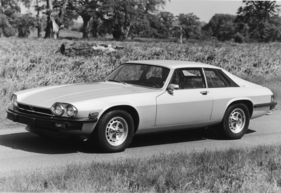Jaguar XJ-S (1975) – Die US-Version mit attraktiveren Sealed-Beam-Doppelscheinwerfern und Side-Markern (1975)