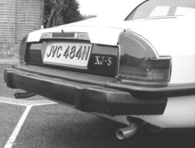 Jaguar XJ-S (1975) – Schwarze Gummistossstangen und die schwarze Heckblende sollten Sportlichkeit darstellen