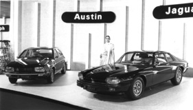Jaguar XJ-S (1976) - zusammen mit Austin Allegro, beide in edlem Schwarz lackiert - Genfer Autosalon 1976