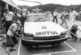 Jaguar XJ-S (1983) - der Jaguar beim Tourenwagenrennen in Zeltweg (Österreich) an den Boxen (1983)