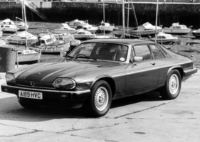 Jaguar XJ-S 3.6 (1983) – Modellpflege mit Chrom am Stossfänger, aber noch den alten "Pfefferstreuer"-Leichtmetallrädern (1983)