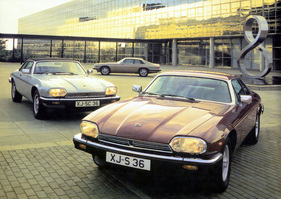 Jaguar XJ-S 3.6 (1983) – vor einem XJ-SC 3.6 Cabriolet und einem XJ-S HE